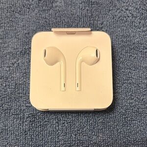 Apple White Earbud Headphones, wired-lightening connector